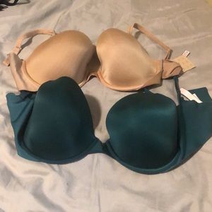 Bundle of 2 Victorias Secret 34DDD Bras